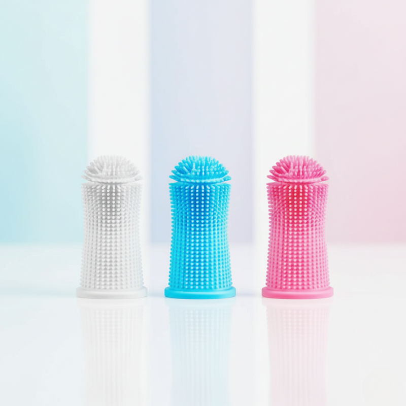 Brosse à dents en silicone pour chiens et chats – modèles blanc, bleu et rose, idéale pour gencives sensibles.