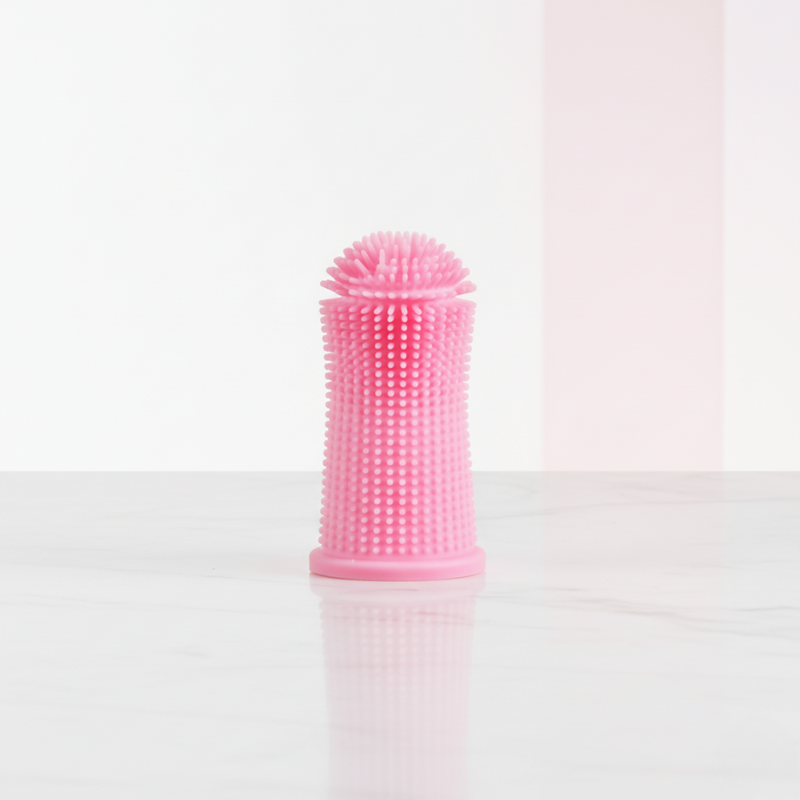Brosse à dents en silicone rose pour chiens et chats, adaptée aux gencives fragiles.
