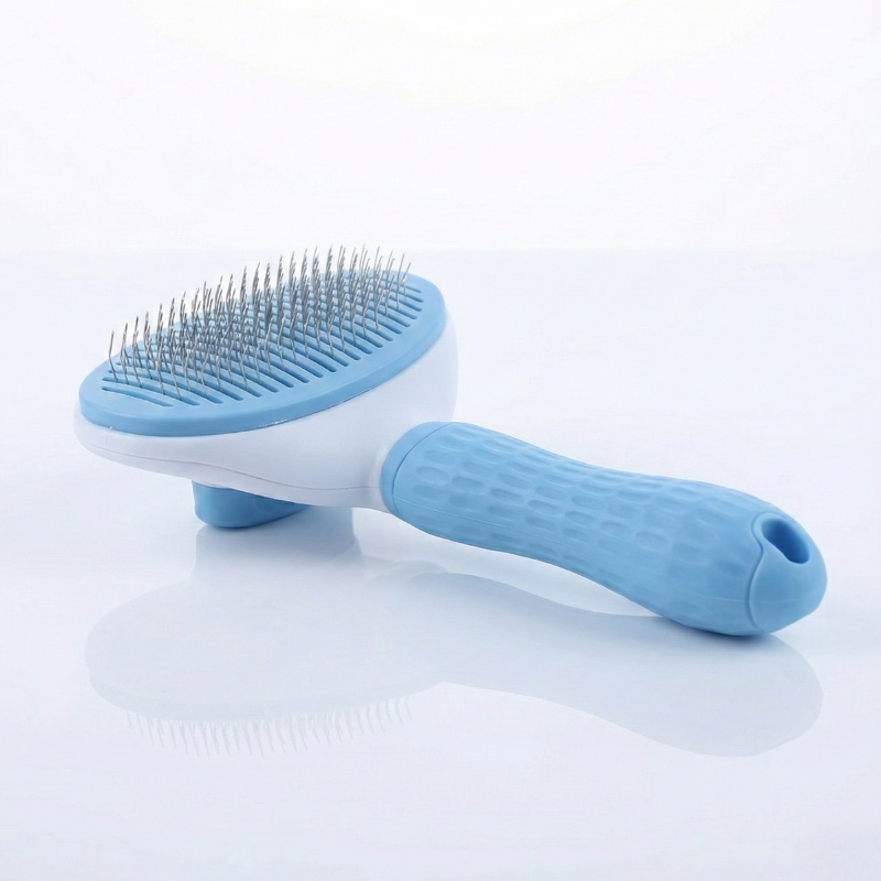 Brosse bleue anti-poils pour chiens et chats, picots doux et design ergonomique.