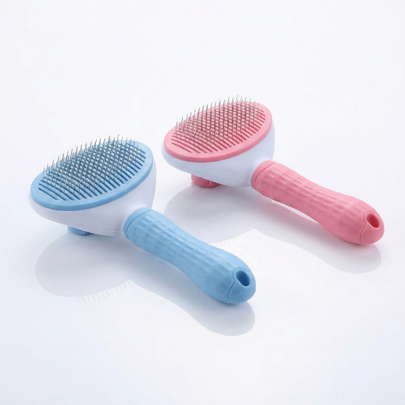 Brosse anti-poils pour chiens et chats, modèles rose et bleu, ergonomiques et faciles à nettoyer.