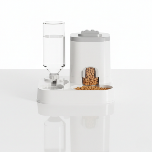 Vue en angle du distributeur 2-en-1 blanc pour chiens et chats, avec réservoir d’eau et bol à croquettes.