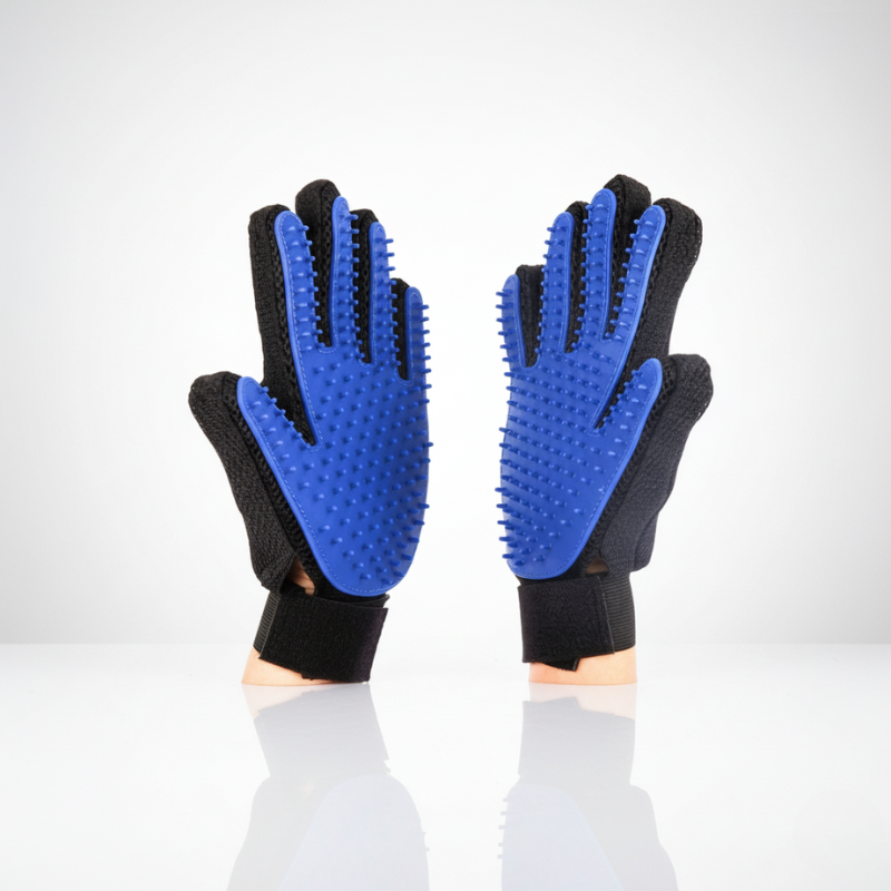 Paire de gants de toilettage bleus pour chiens et chats, avec picots massants — vue studio sur fond blanc.